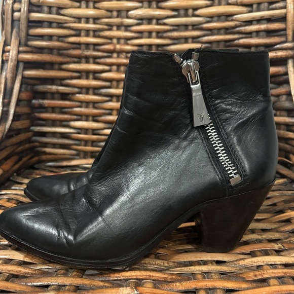 Frye Black Leather Ankle Booties with Zipper size 7.5 Great condition! - Picture 1 of 15